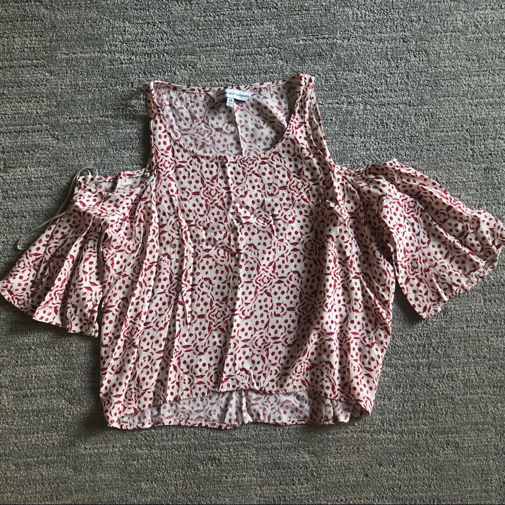 Sz XS Cupcakes & Cashmere Cold Shoulder Blouse